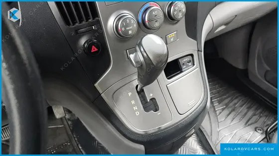 HYUNDAI STAREX 5-SEATER VAN