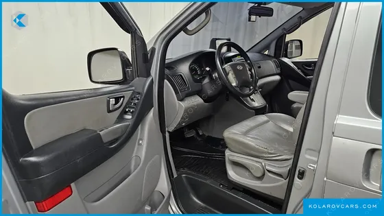 HYUNDAI STAREX 5-SEATER VAN