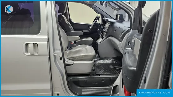 HYUNDAI STAREX 5-SEATER VAN
