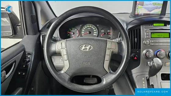 HYUNDAI STAREX 5-SEATER VAN