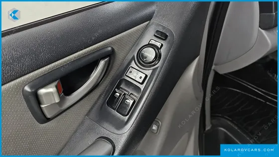 HYUNDAI STAREX 5-SEATER VAN