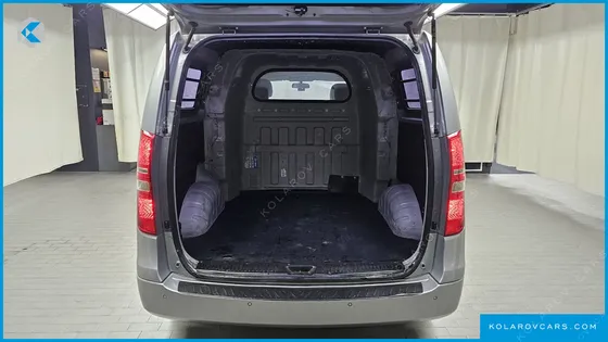 HYUNDAI STAREX 5-SEATER VAN
