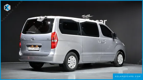 HYUNDAI STAREX 5-SEATER VAN