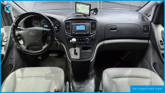HYUNDAI STAREX 5-SEATER VAN