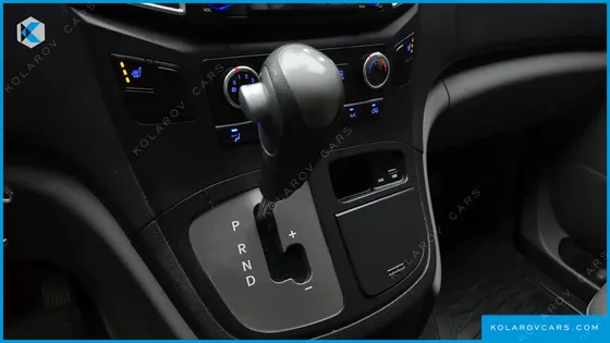 HYUNDAI STAREX 5-SEATER VAN