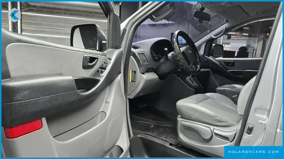 HYUNDAI STAREX 5-SEATER VAN