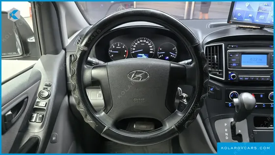 HYUNDAI STAREX 5-SEATER VAN