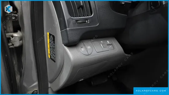HYUNDAI STAREX 5-SEATER VAN