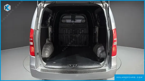 HYUNDAI STAREX 5-SEATER VAN