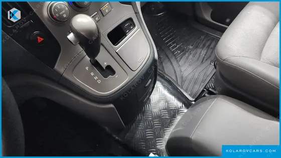 HYUNDAI STAREX 5-SEATER VAN