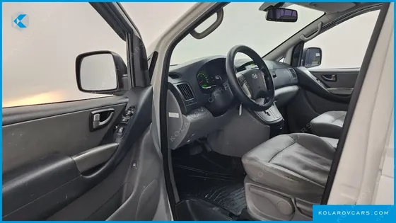 HYUNDAI STAREX 5-SEATER VAN