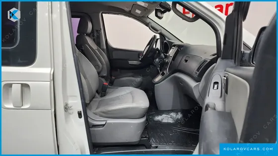 HYUNDAI STAREX 5-SEATER VAN