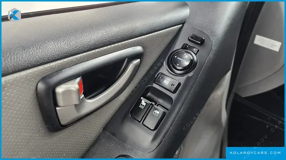 HYUNDAI STAREX 5-SEATER VAN