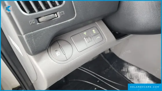 HYUNDAI STAREX 5-SEATER VAN