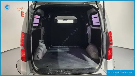 HYUNDAI STAREX 5-SEATER VAN