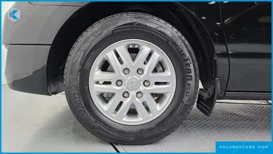 HYUNDAI STAREX 5-SEATER VAN