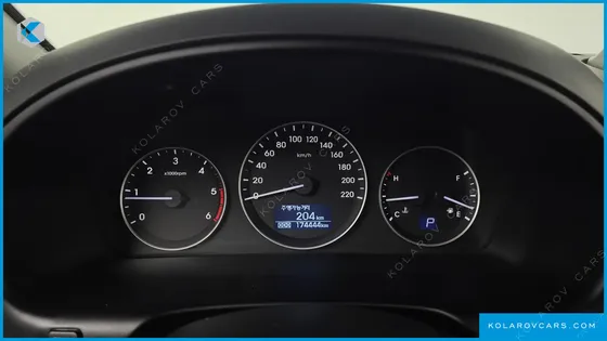 HYUNDAI STAREX 5-SEATER VAN