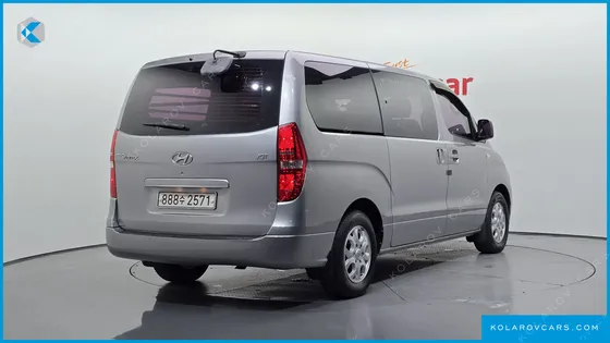 HYUNDAI STAREX 5-SEATER VAN