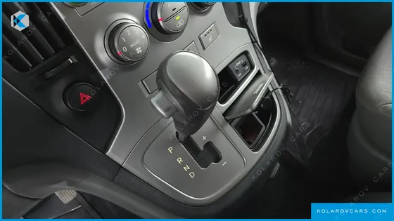 HYUNDAI STAREX 5-SEATER VAN