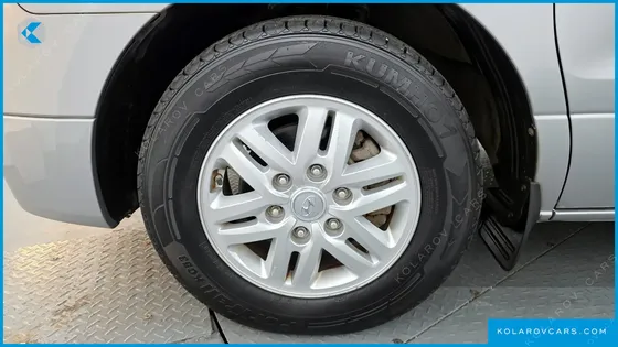 HYUNDAI STAREX 5-SEATER VAN