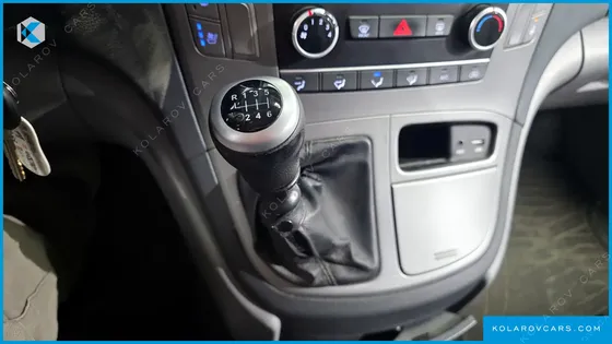 HYUNDAI STAREX 5-SEATER VAN