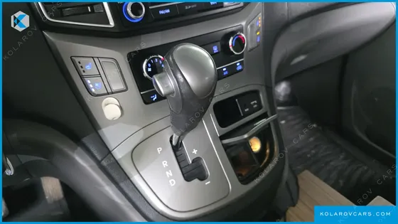 HYUNDAI STAREX 5-SEATER VAN