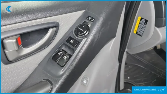 HYUNDAI STAREX 5-SEATER VAN