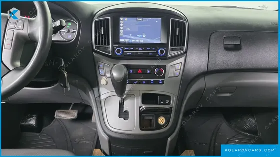 HYUNDAI STAREX 5-SEATER VAN