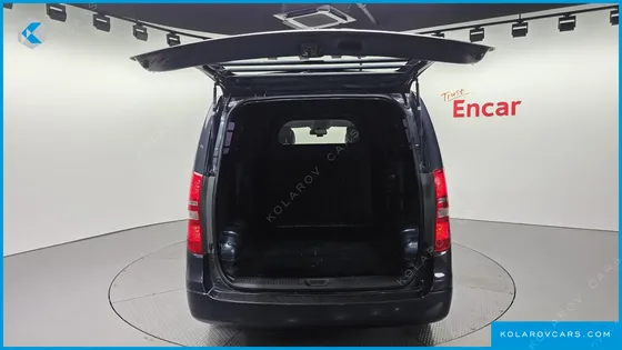 HYUNDAI STAREX 5-SEATER VAN