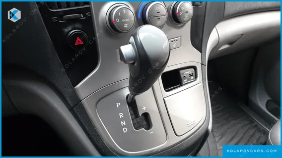 HYUNDAI STAREX 5-SEATER VAN
