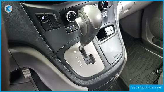HYUNDAI STAREX 5-SEATER VAN