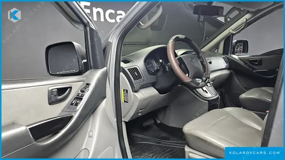 HYUNDAI STAREX 5-SEATER VAN