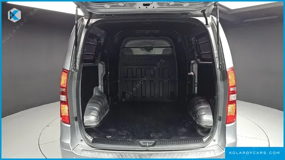 HYUNDAI STAREX 5-SEATER VAN
