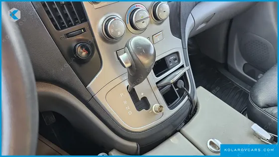 HYUNDAI STAREX 5-SEATER VAN