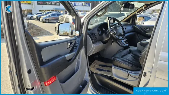 HYUNDAI STAREX 5-SEATER VAN