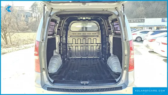 HYUNDAI STAREX 5-SEATER VAN