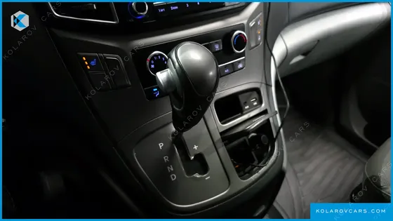 HYUNDAI STAREX 5-SEATER VAN