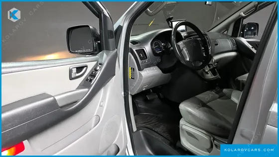 HYUNDAI STAREX 5-SEATER VAN