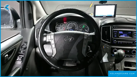 HYUNDAI STAREX 5-SEATER VAN