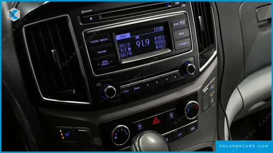 HYUNDAI STAREX 5-SEATER VAN