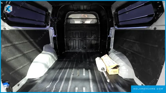 HYUNDAI STAREX 5-SEATER VAN