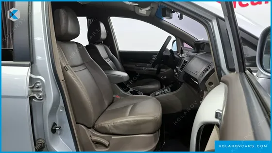 KGM - SSANGYONG KORANDO 4WD CHATEAU 9-SEATER