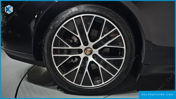 PORSCHE TAYCAN BASE
