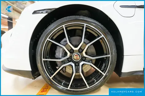 PORSCHE TAYCAN BASE