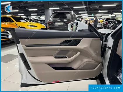 PORSCHE TAYCAN BASE