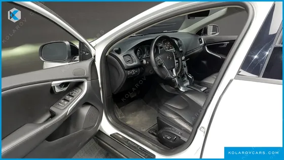 VOLVO V40 D3