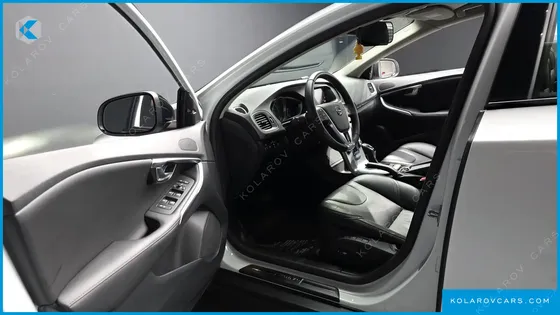 VOLVO V40 D3
