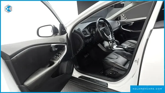 VOLVO V40 D3