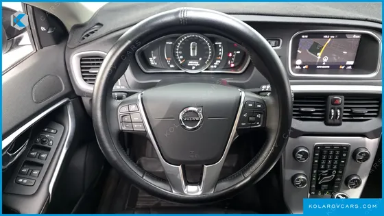 VOLVO V40 D3