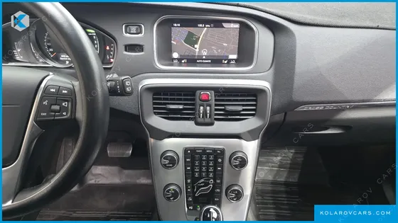 VOLVO V40 D3